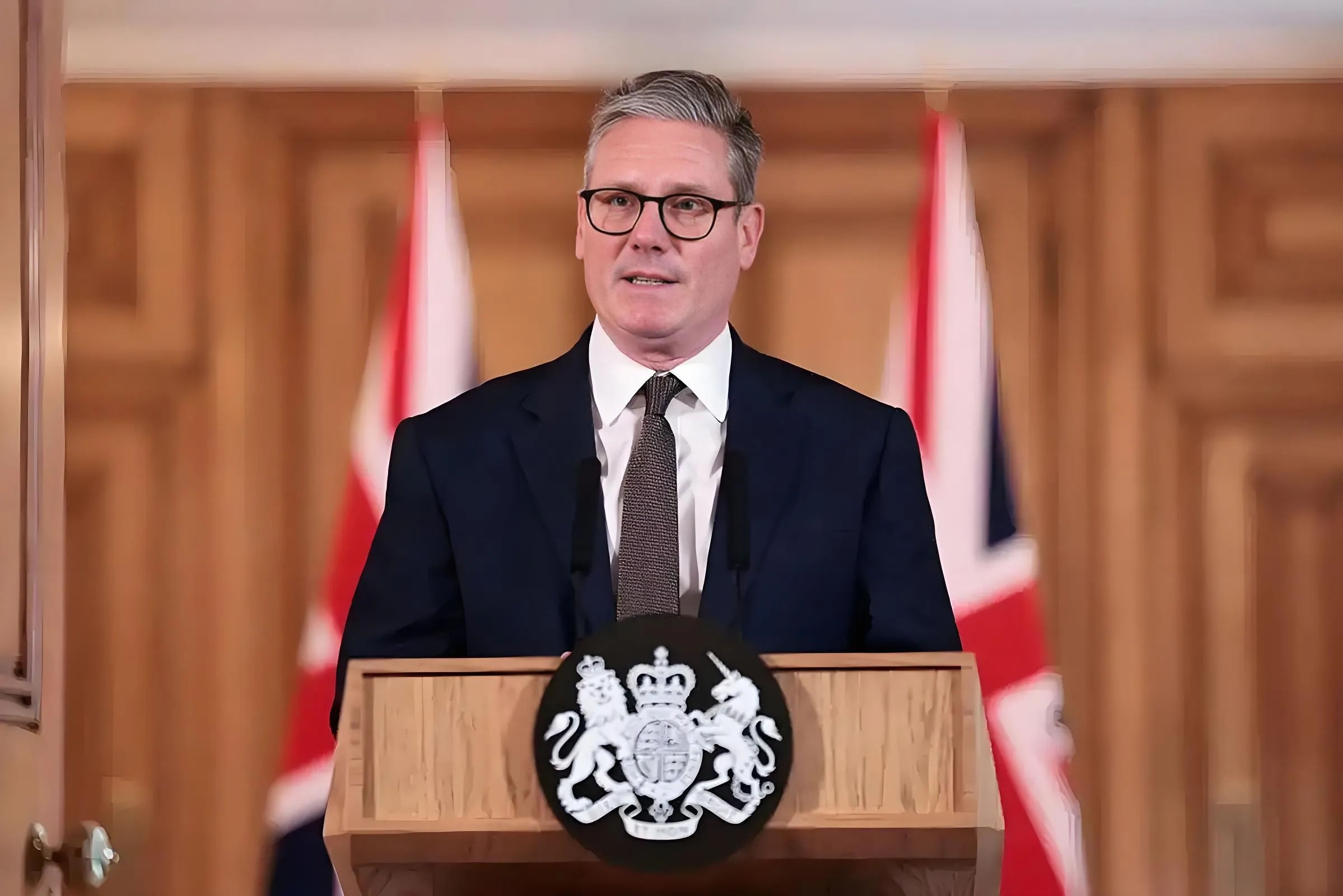 英国首相斯塔默开始着急了