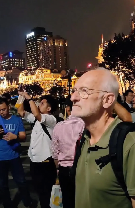 为什么很多美国人到了中国后不笑？全都表情严肃的看着中国的一切！
 
或许是他们之