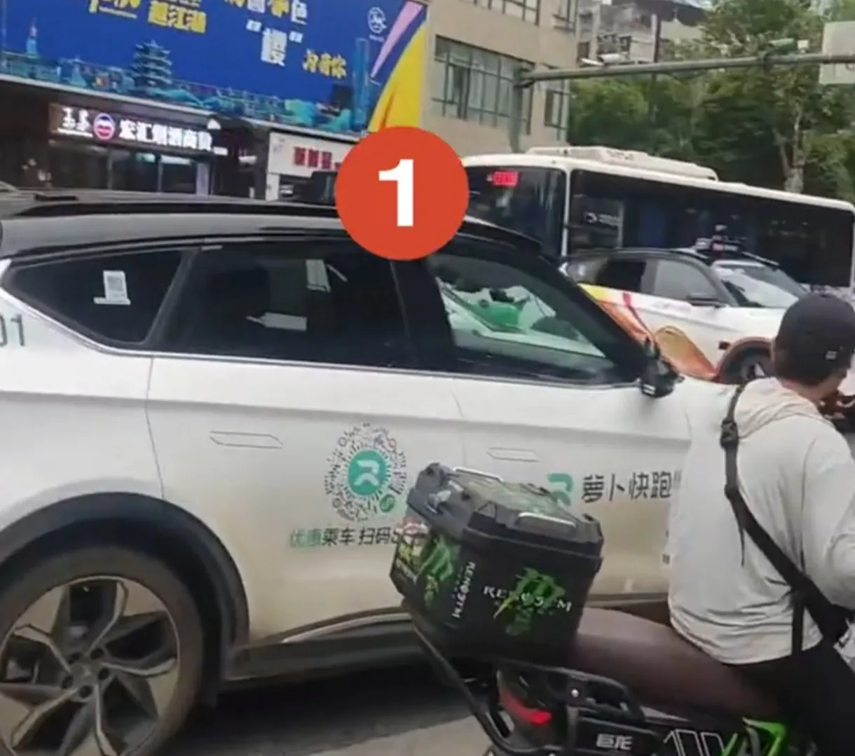 突发！无人驾驶汽车罢工致交通瘫痪

今日，都市主干道上，两辆“萝卜快跑”无人驾驶