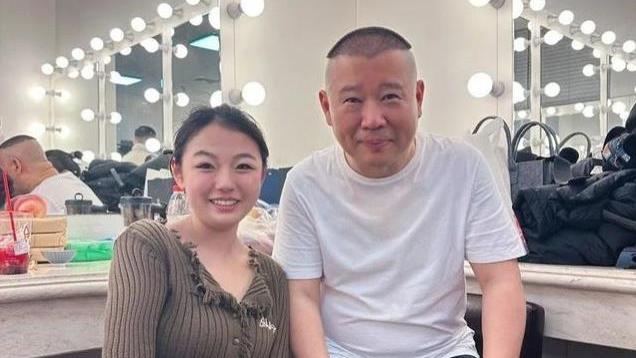 德云社赵芸一代替岳云鹏主持，成为德云团综常驻，郭德纲在造新星