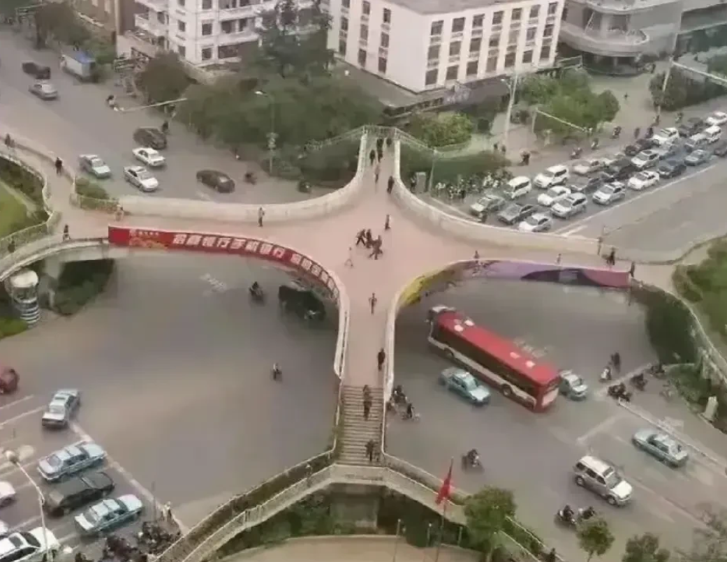 这样聪明的设计应该推广一下，城市里每个十字路口设计成这样，应该会减少堵车，人走天