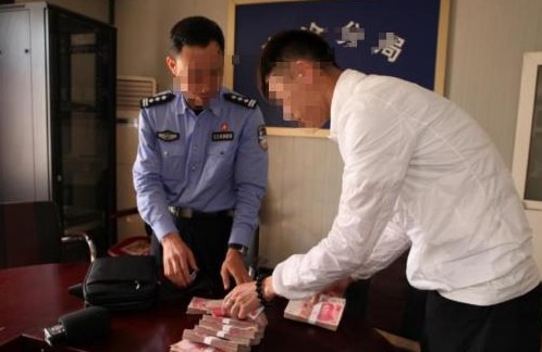 男子捡钱报警 还钱后被讹诈

                         