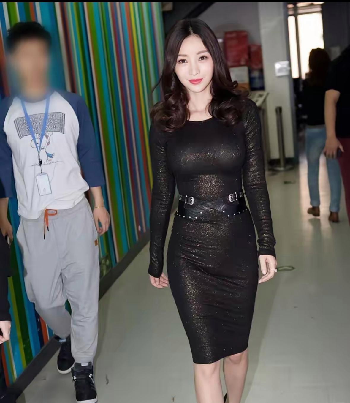 柳岩的黑色修身裙展现了她的优雅气质，时尚魅力令人难以忽视。每一次亮相都成为瞩目的