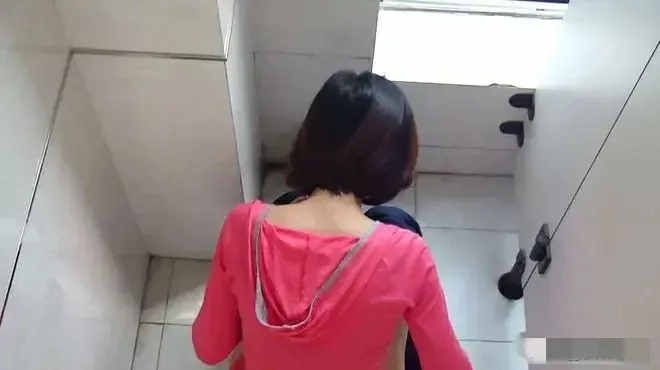 山东济宁，男子在公厕方便时，意外发现男女厕所之间的隔断，竟然有个洞。男子好奇的凑