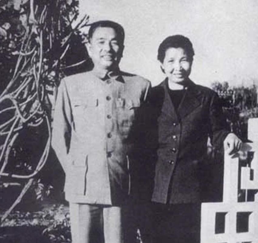 1955年，我军进行了首次大授衔，这是酝酿多年的重要事件，对军队和社会产生了深远
