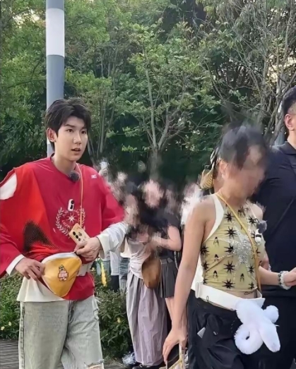 王源算是彻底长残了，化了妆都这副模样，要是素颜的话基本就是个路人。在如今这个颜值