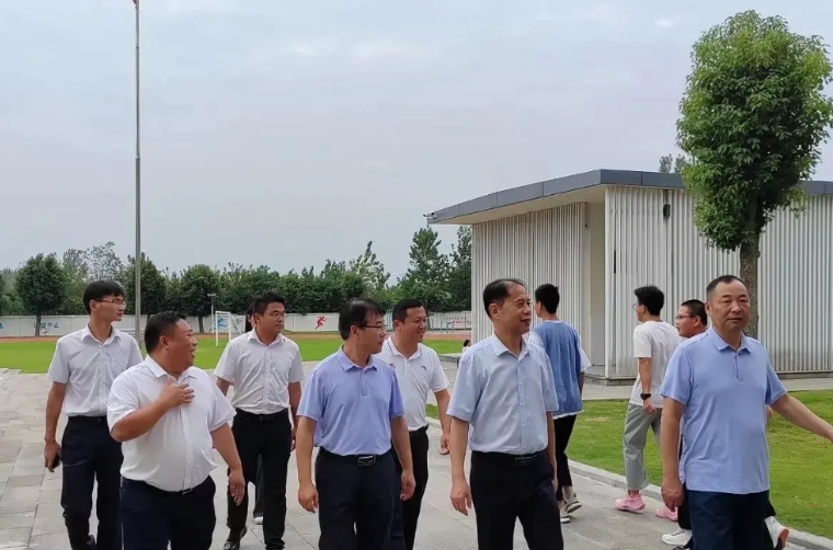 教育界很滑稽的现象

1，一堆成绩不咋样的“名师”，却在那儿给一大帮有经验的基层