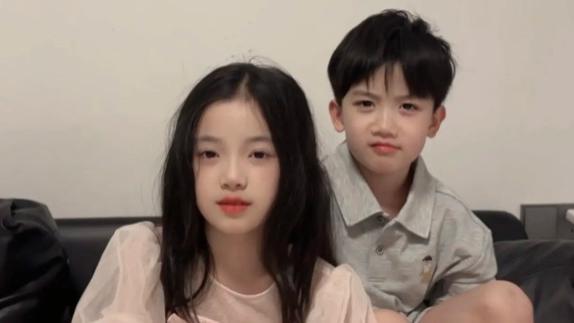 山东一对姐弟嬉戏打闹，爸爸加入战圈帮女儿：男人不能打女人