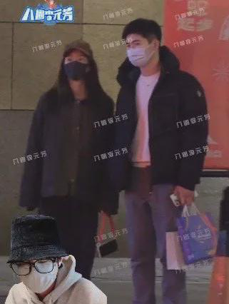 
 
 
网友爆料在妇产医院偶遇杨采钰做检查 身边跟着位戴眼镜的斯文男士 两人全