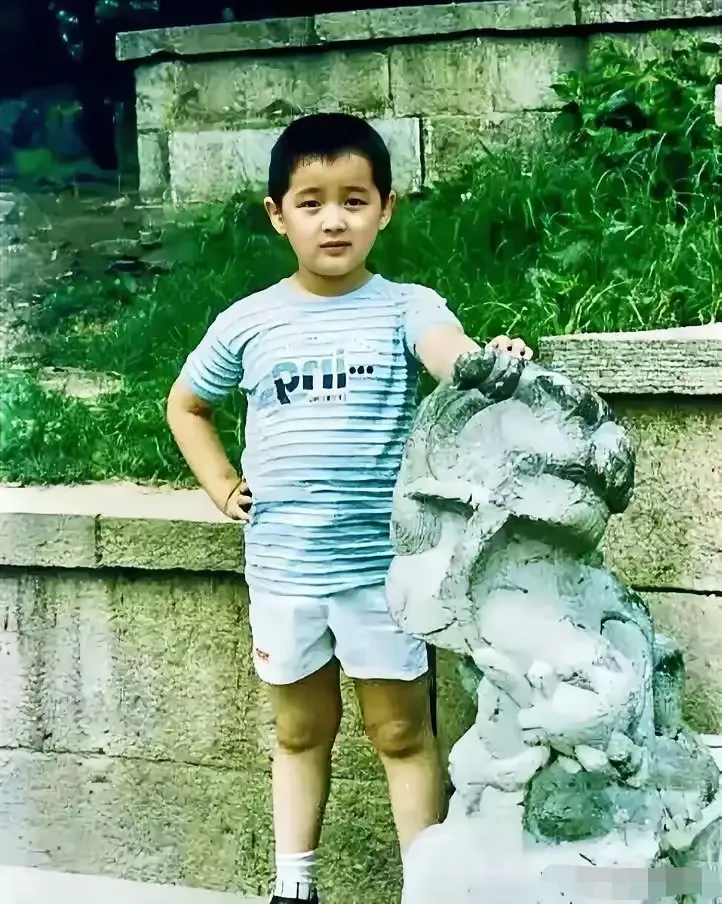这个小朋友长大了，是大家瞩目的大明星，大家能认出来吗？