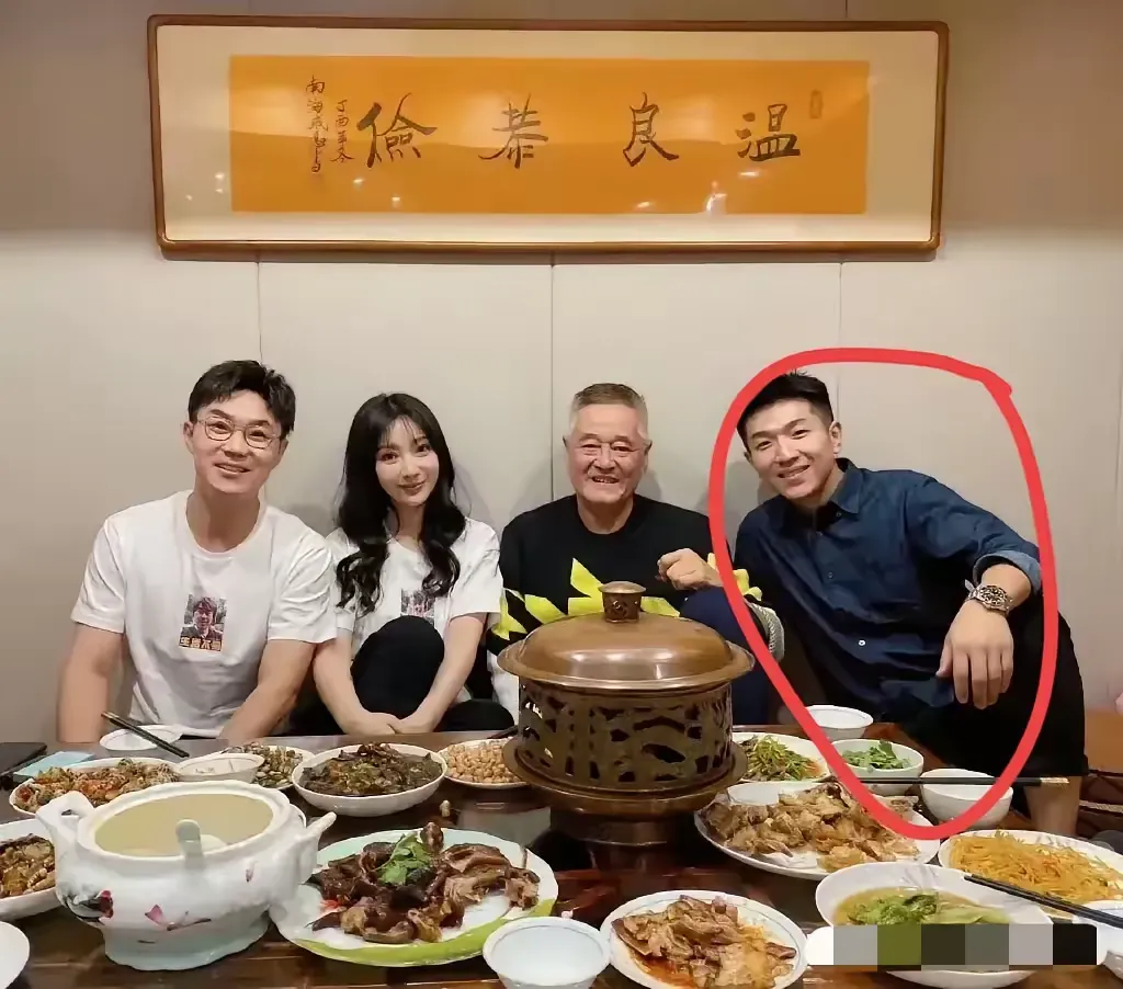 赵本山旁边的，那个男的是谁