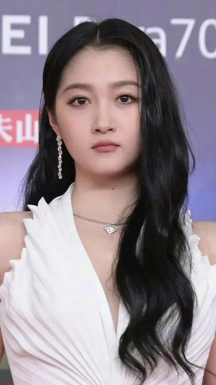 关晓彤也不差钱，

为什么不把痣点掉，

这有什么说法吗？

另外，她真的