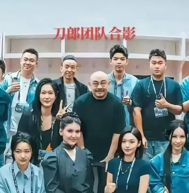 刀郎团队最近发了个合影，结果火得一塌糊涂。网上都在说，这张图像是给现在的娱乐圈做