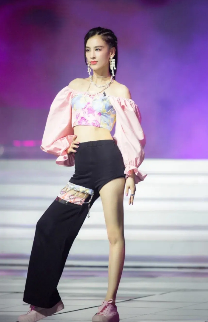 黄圣依，我真的搞不明白！

1、她这么美，身材那么好。

2、她能力那么强，演技