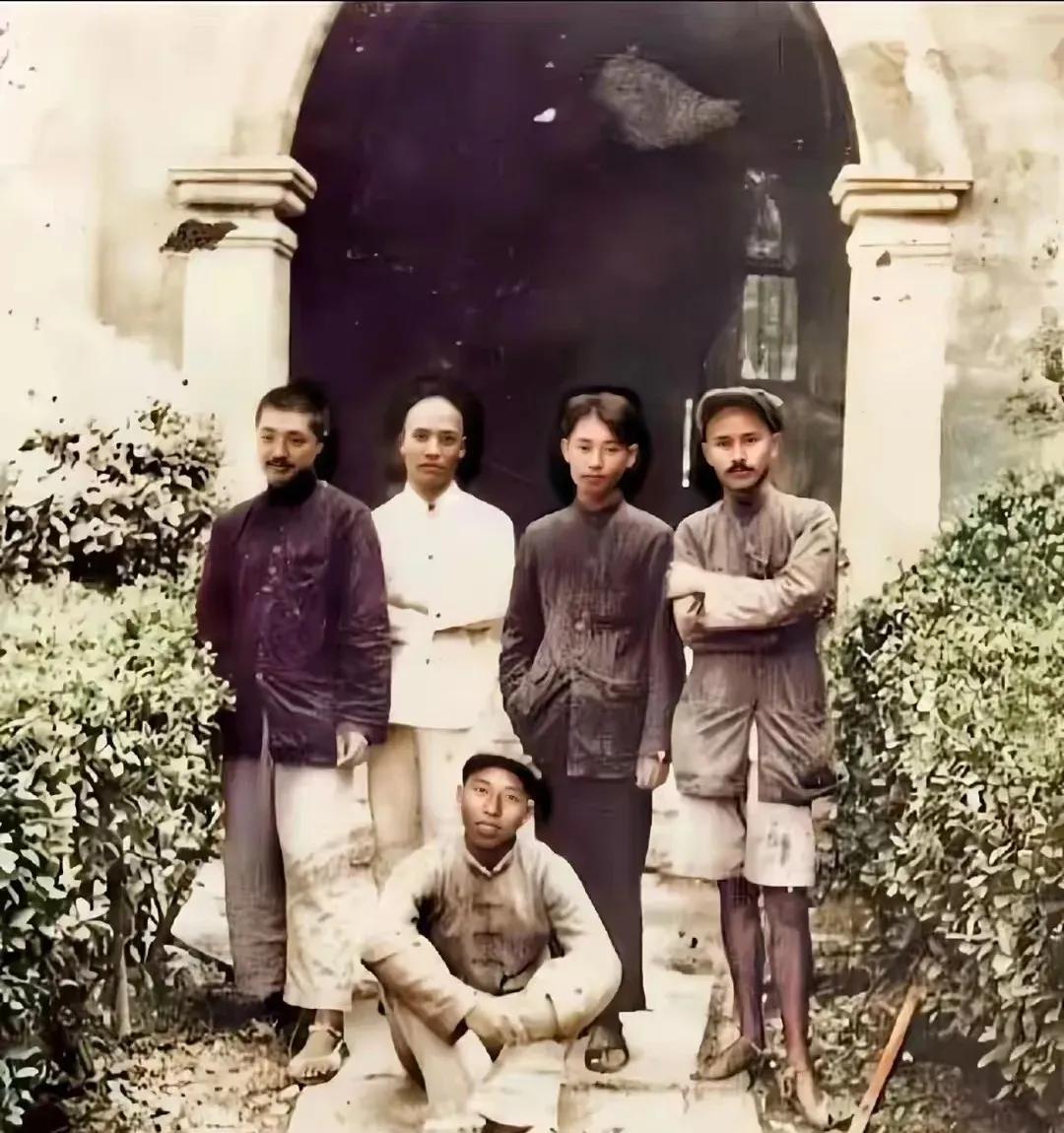 1934年10，红军长征中拍摄的一张珍贵照片，前面坐在地上的是王震，后排左起，贺