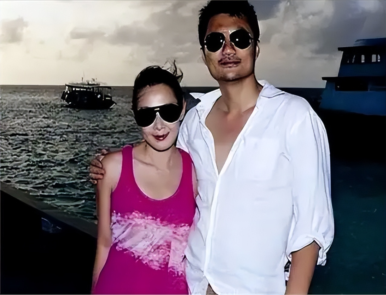 2011年，刘若英在自己41岁的时候嫁给了身价过亿而且比自己小10岁的钟小江。结