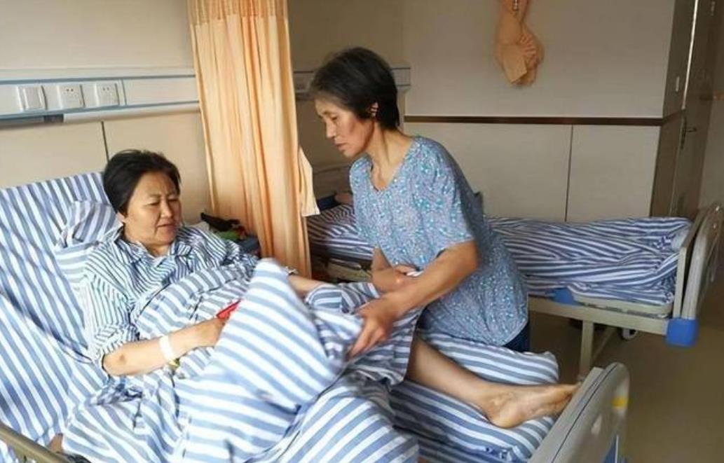 2004年，浙江，28岁东北女孩被车撞成植物人，谁料，25天后，她父母丢下300