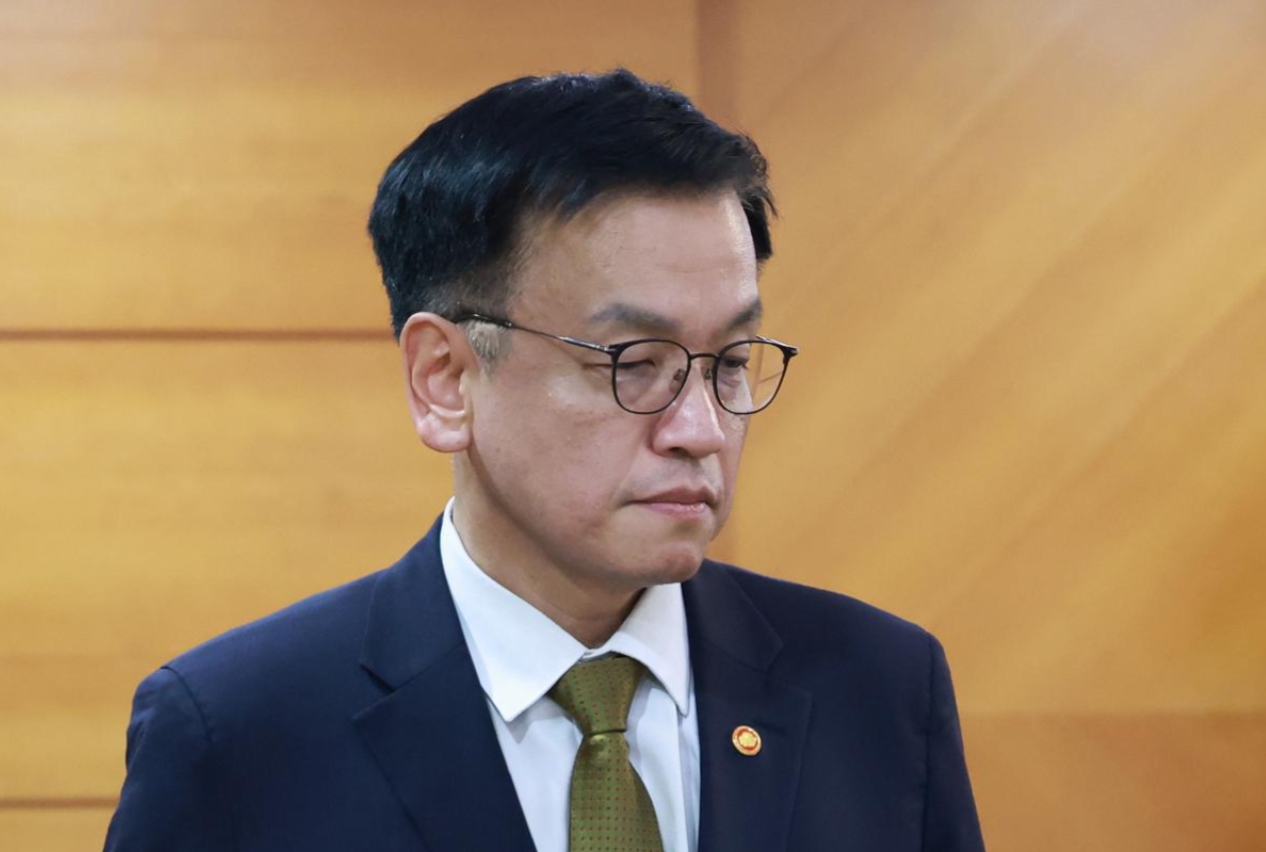 韩国新任代总统崔相穆接任仅三天就被调查的事件！

崔相穆这位大佬可是有着丰富的学