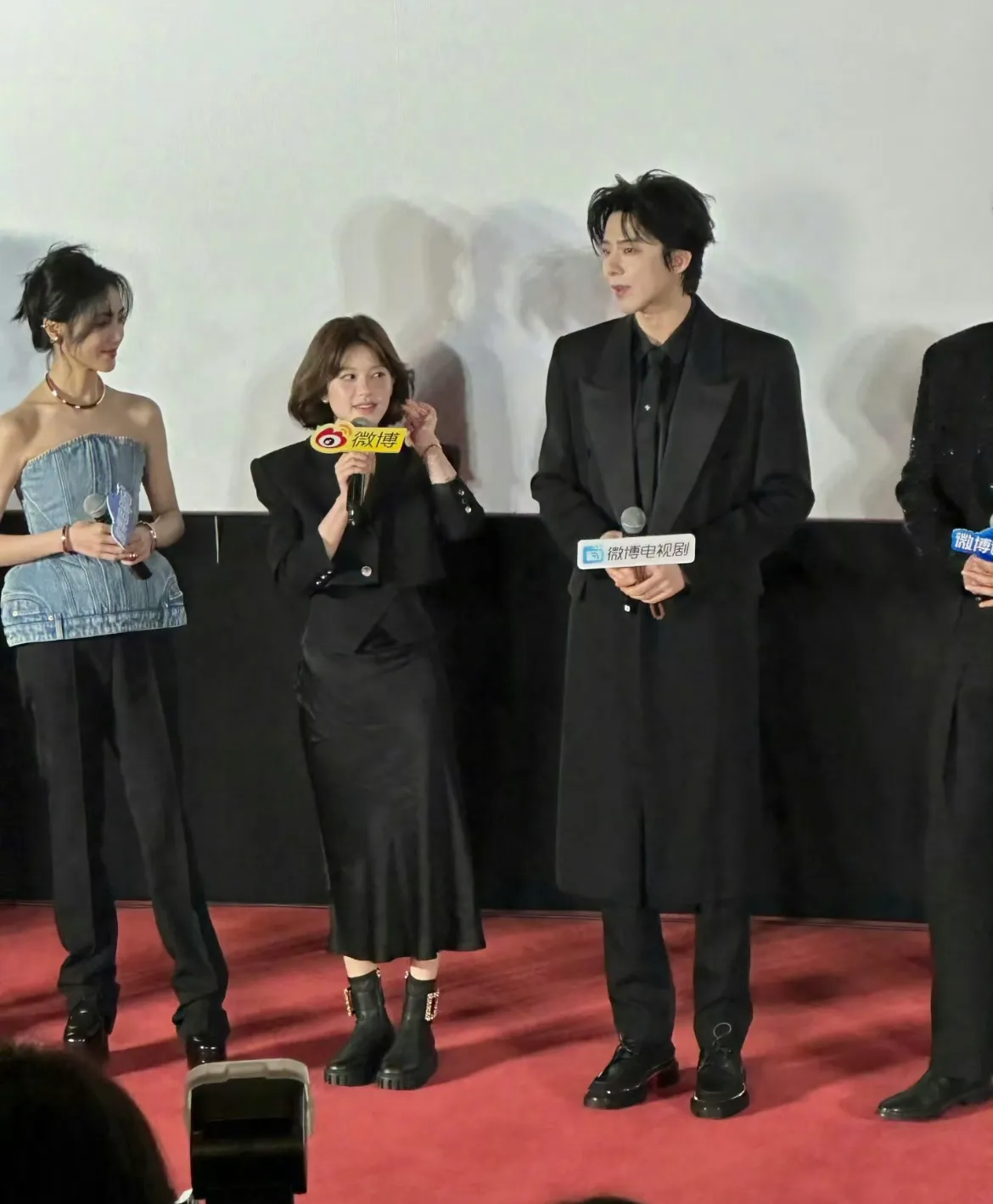 女明星的胜负欲有多强？赵露思旁边的女演员，恨不得踩高跷登台了。身高直追189的刘
