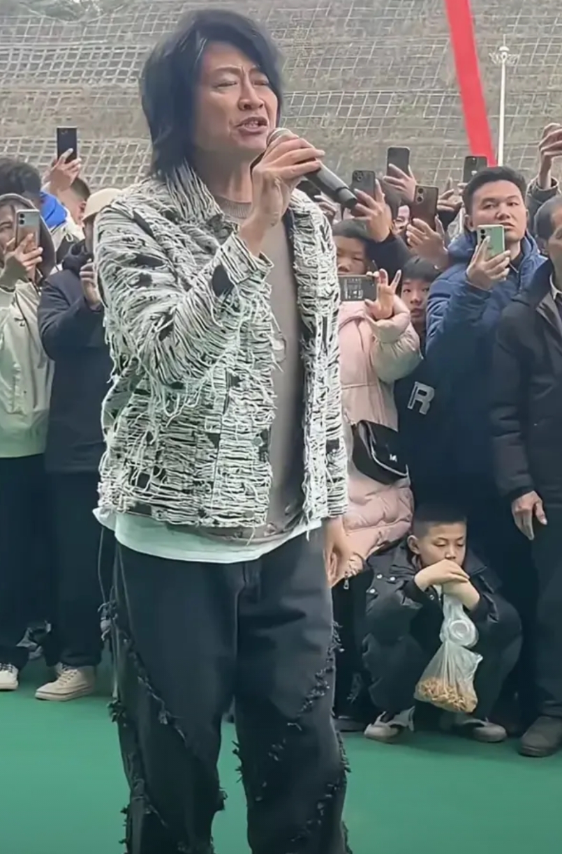 游鸿明为什么会去小县城商演？

其实原因很简单，接商演唱三首歌，费用在10万-3