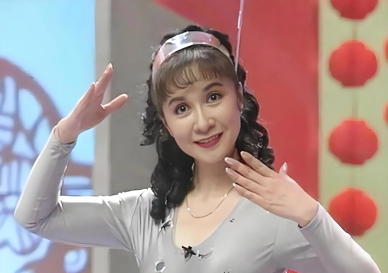 请大家接收一位你没见过的蔡明！
一九九七年的春晚，蔡明扮演了一个机器人。据说那时