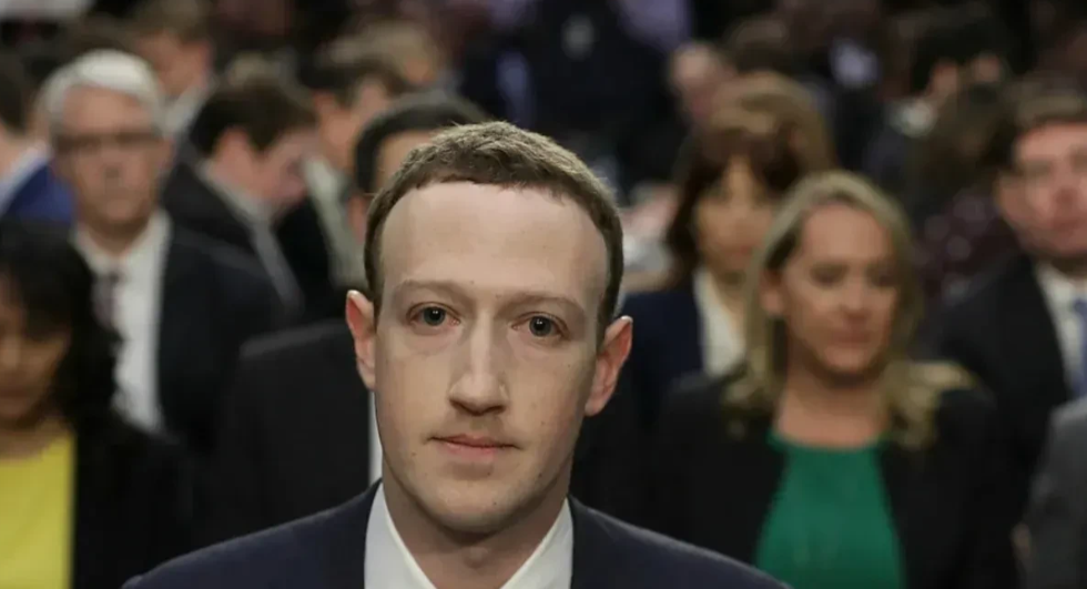 扎克伯格怕是要凉凉了吧。
 
其一，他曾向马斯克约战。
 
其二，他曾封禁了特朗