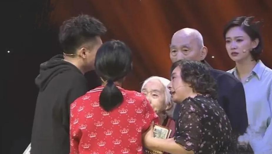 男子救助疯女子 成一家人寻亲

                        