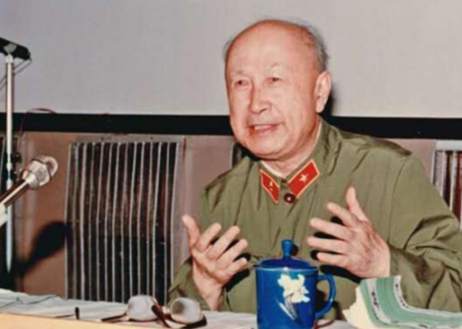 1956年，钱学森受邀参加秘密会议，提出：“我国应该组建火箭军”！周总理听后，摇