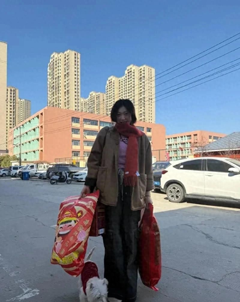 李梦过年太接地气了，手提一袋米回老家过年，根本看不出是大明星！这消息一出，好多人