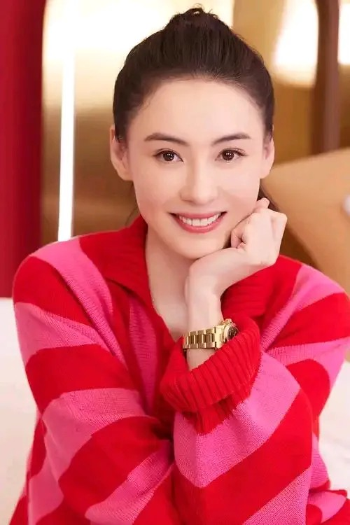 眼瞅着蛇年春节马上就到了，2025年1月26日中午，张柏芝冷不丁发了条视频，直接