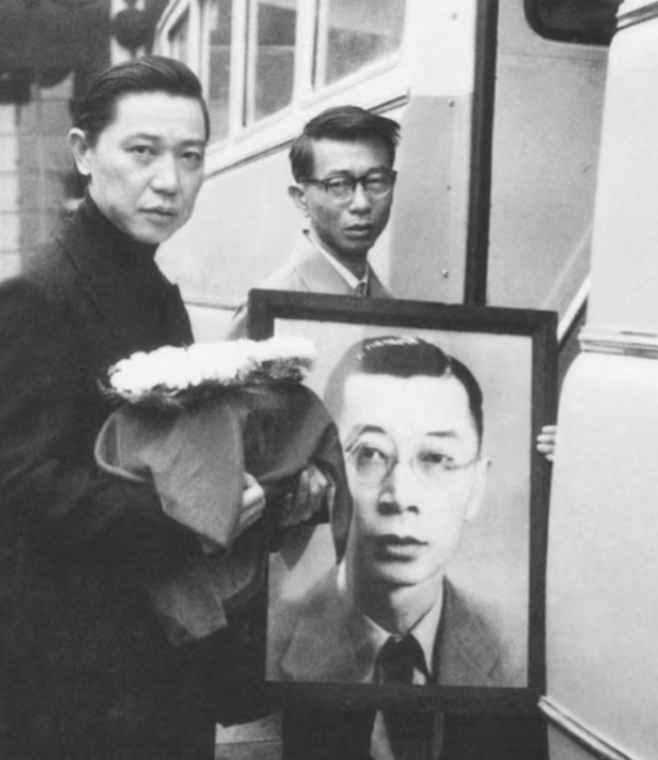 1966年，傅雷夫妇离世，他们的骨灰却无人敢领取。在这时，一位姓高的女士勇敢地挺