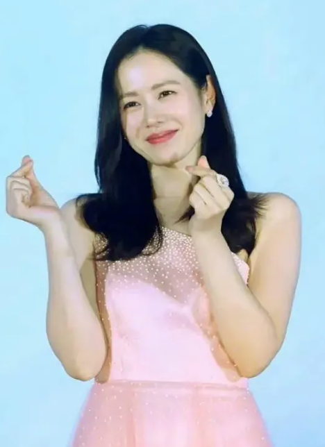 孙艺珍“伴娘服”美貌硬控我