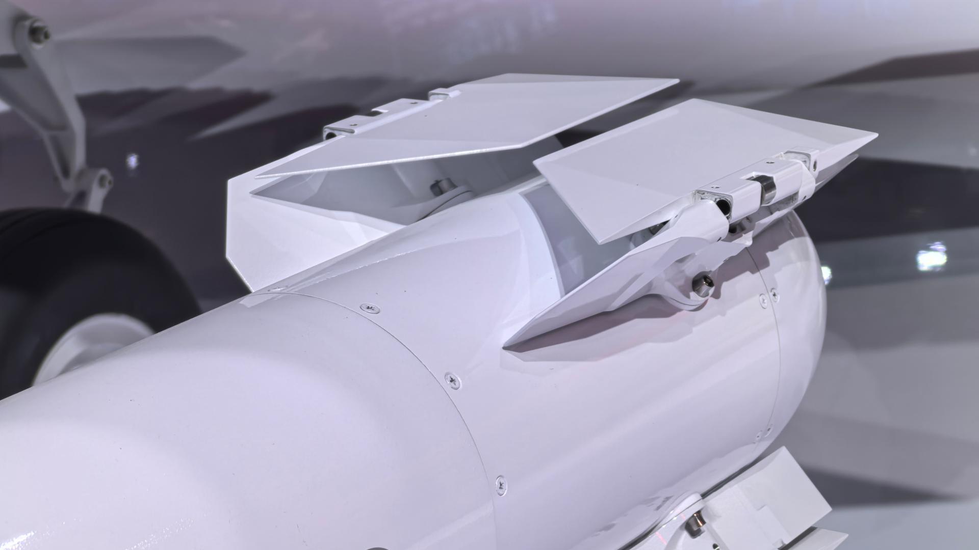 PL - 15E 空空导弹，具备折叠弹翼技术，显著增强我军实力