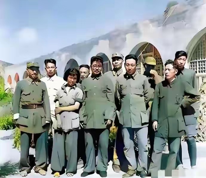 贺龙结婚的场景。
结婚仪式太简单了。

几个人聚在一起，一起吃个饭，各自送上自己