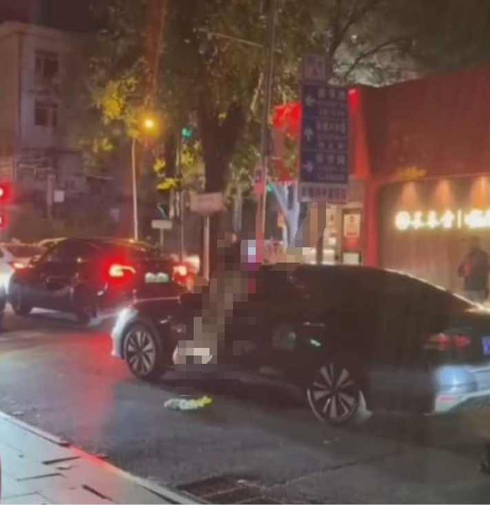 太炸裂了！北京朝阳区春秀路一全身赤裸的男子在大马路上怼汽车！一开始还扭动着屁股，