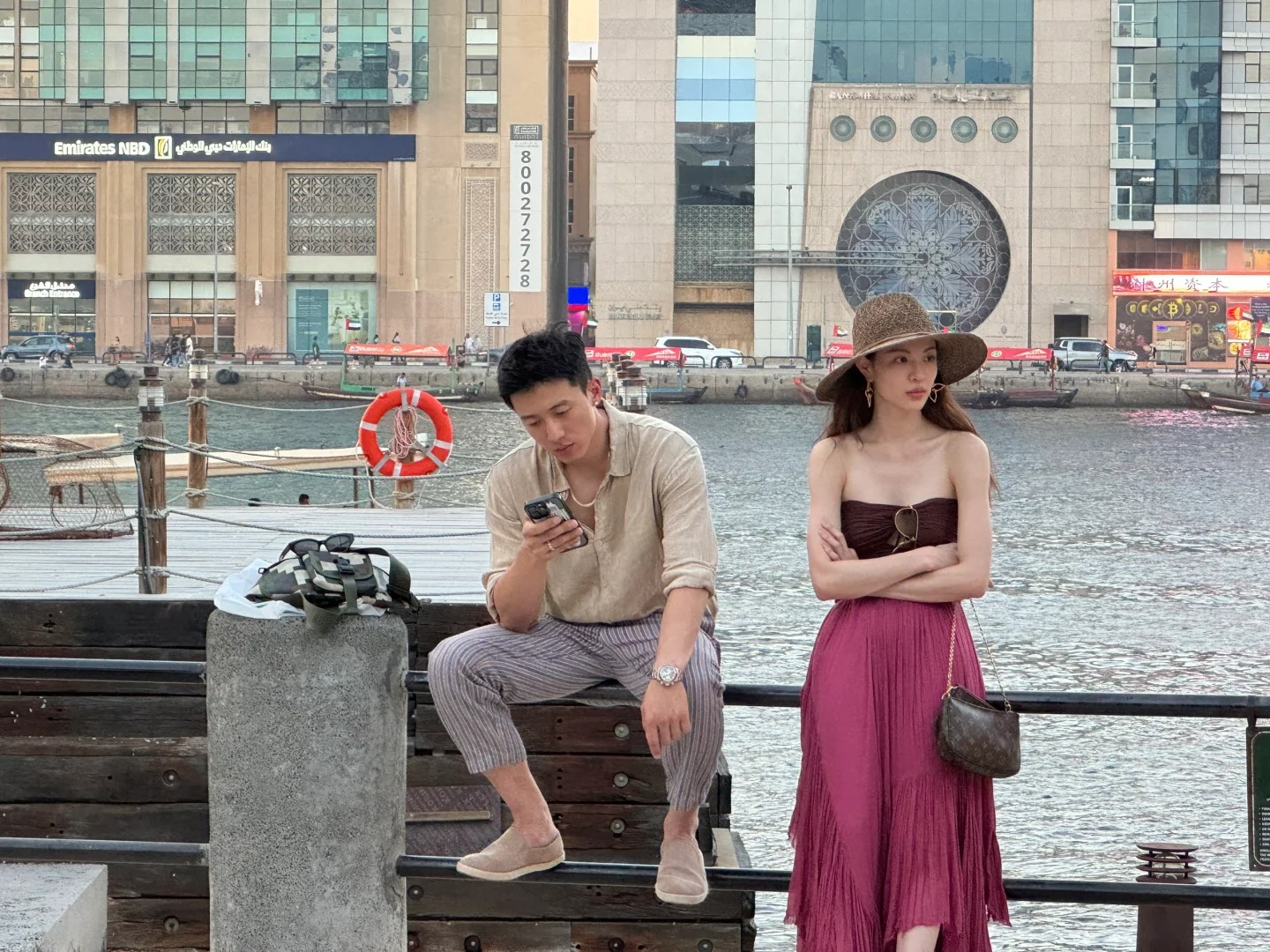 今天在迪拜Al Seef偶遇钟楚曦和侯雯元！真的好养眼啊！俊男靓女！很登对？😀