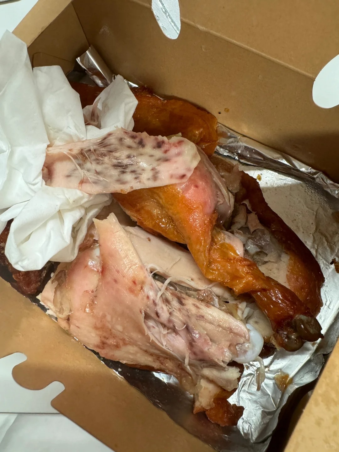 鸡身上有红点还能吃吗
吃了个鸡翅膀才发现鸡腿肉上全是红点