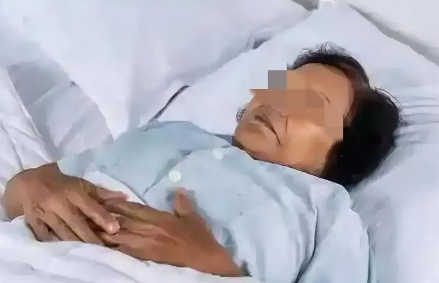 毁三观！广西，一67岁老太在家中睡觉时，遭同村5旬男子夜间潜入并与之发生关系。事