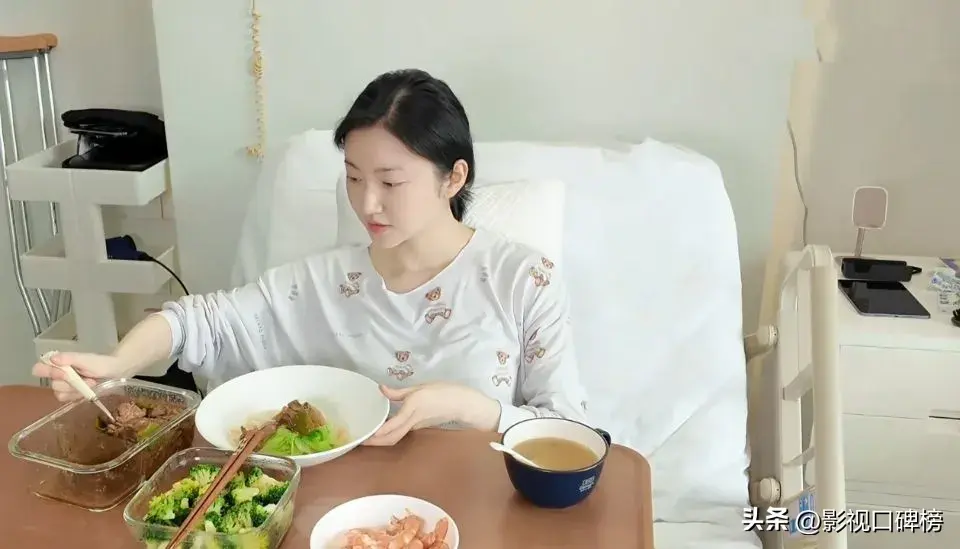景甜素颜出镜皮肤状态超好，回应手术事宜