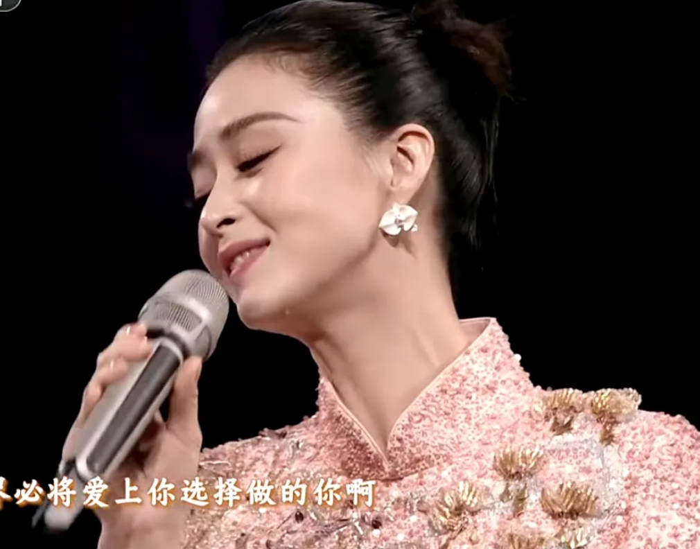 闫妮、宋佳、蒋欣、殷桃四美同框献唱，对比下闫妮太显老了！宋佳的气质最好，殷桃最温