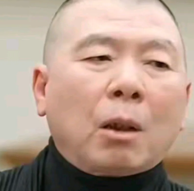 有钱就是牛叉，白癜风都能治好。
冯小刚现在白胖白胖的，精神状态不错。身上的白癜风