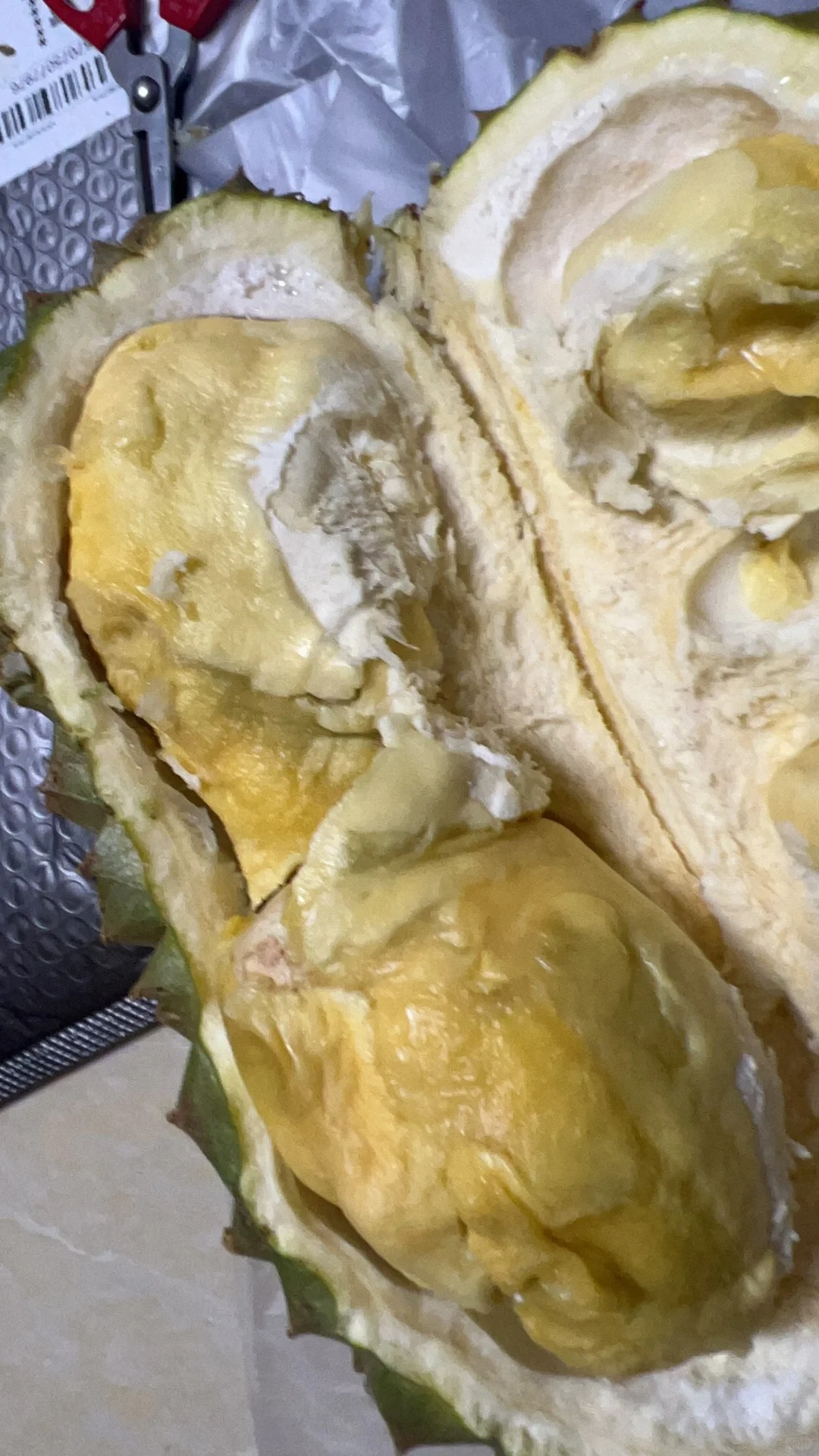 百果园榴莲 有没有高手过来看看有没有问题
我打开吃了一一点点完全没有味道  和店