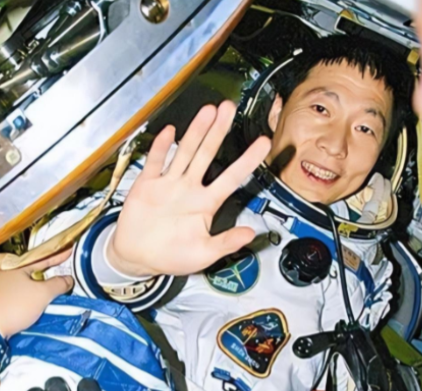 杨利伟为什么后来再也没有登天？其实，他能够活着回到地球就已经是万幸，在他攀登太空