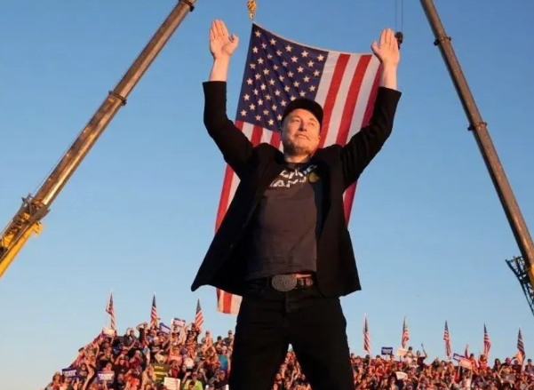 马斯克这把赌大了！

在一场数十万人的集会上，马斯克直接上台，为川普拉票，这意味