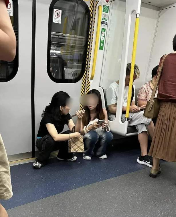都回归祖国这么多年了，居然还这么看不起自己人，香港哪里来的自信啊！
香港地铁上，