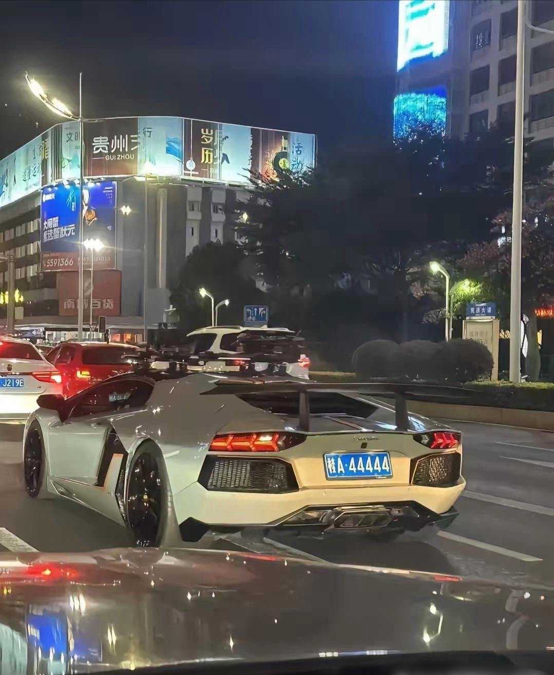 都这么有钱了，为啥搞个这么丧气的车牌？ 