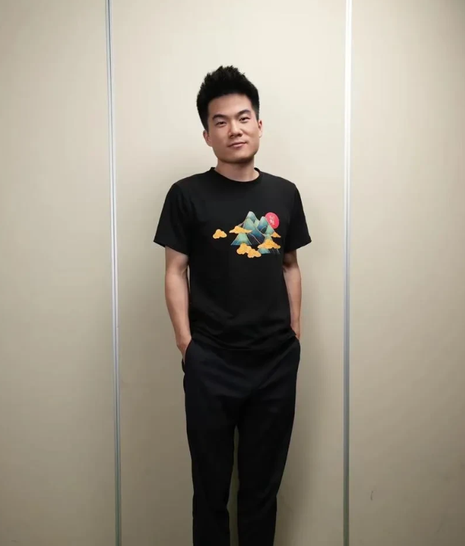 董宇辉说:“很少见到结婚多年的人，在提到自己另一半的时候，会眼里发着光，脸里带着
