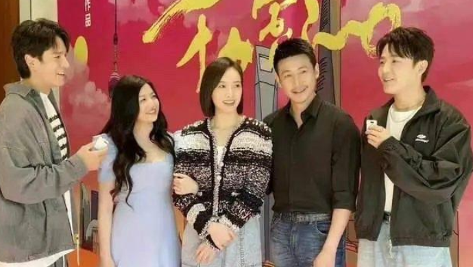 陈妍希新剧杀青，穿裙子腹部隆起孕味十足，疑怀二胎

照片中她穿着裙子，腹部明显隆