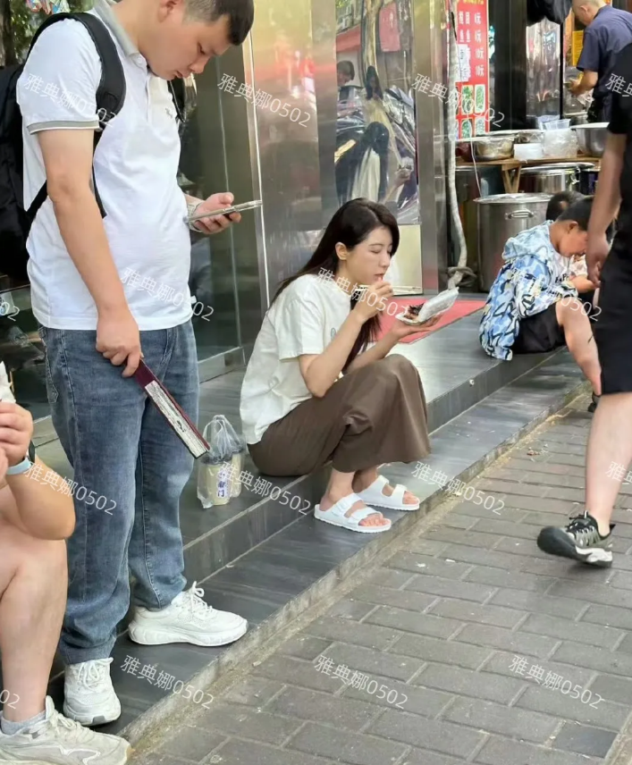 西安小吃街遇到曾黎，姐姐穿着拖鞋席地而坐直接开吃太接地气了。
48岁的她大高个长