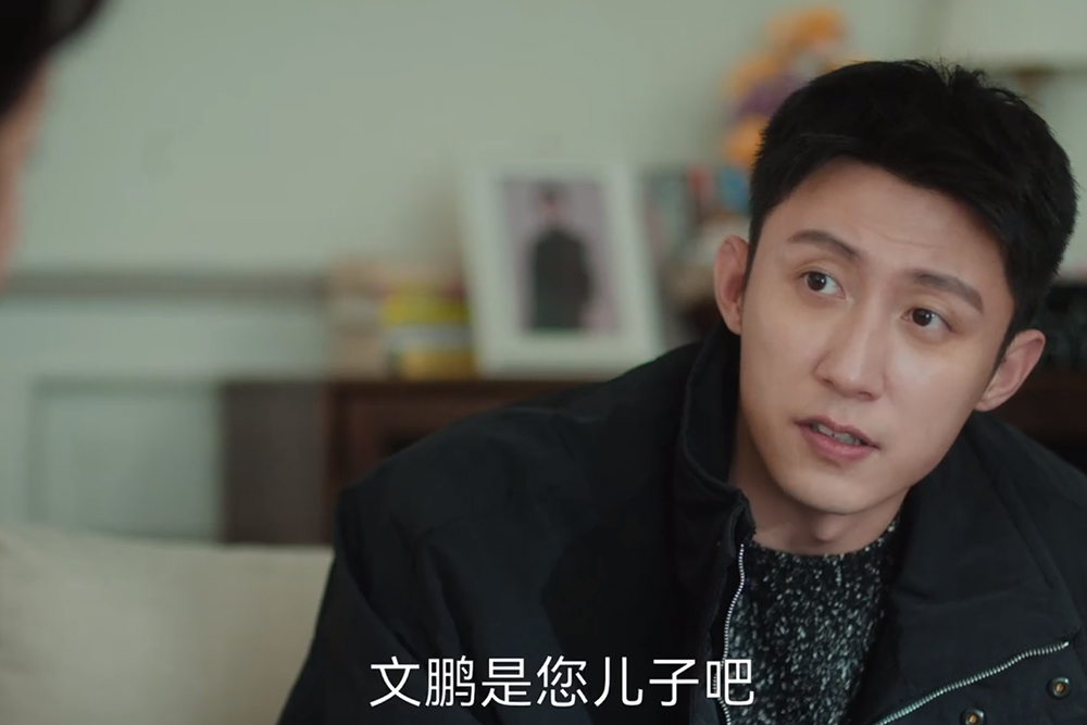 《冬至》文鹏的妈妈对继子江成屹那么好，为什么不管自己的亲生儿子？
 
其实这个问